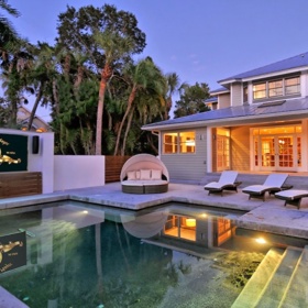 3. Domácí kino u bazénu.