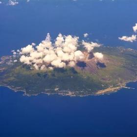1. Souostroví Izu (Japonsko). Těchto 7 sopečných ostrovů leží v takzvaném  Fuji Volcanic Belt. Na každém kroku vás zde doprovází silný zápach síry.