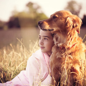 1. Zlatý retrívr. Jedno z vůbec nejpopulárnějších plemen. Je inteligentní, laskavý, věrný a v neposlední řadě velmi trpělivý. Rád si hraje a vyžaduje hodně pohybu.