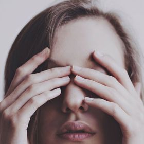 1. Nepřehlížejte nevěru. Pro mnoho z nás je ignorace nevěry tou nejšetrnější reakcí – nebolí tolik. Jenže problém bude i nadále doutnat. A jednoho dne se mocně rozhoří. Podle vztahové terapeutky Iriny Firstein je nevěra vždy zrcadlem nespokojenosti ve vztahu. Přijděte na ni a zkuste pomalu začít pracovat na obnově vzájemné důvěry.