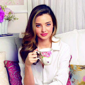 Nikdy však není pozdě na nápravu. Myka Meier, zakladatelka a ředitelka Beaumont Etiquette, školy zaměřené na společenskou i byznysovou etiketu, prozradila, jak správně držet hrnek s kávou i šálek s čajem.