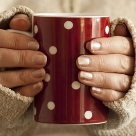 Ať už v případě prvního či druhého nápoje, hrnek by se nikdy neměl ve společnosti brát do obou rukou jako na fotce.