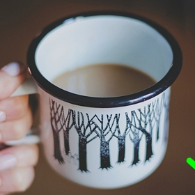 Začněme hrnkem na kávu. „Omotejte ukazovák kolem ucha a palec položte na něj. Zbylé tři prsty – prostředníček, prsteníček a malíček – schovejte do dlaně,“ radí Meier.