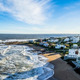 1. José Ignacio (Uruguay). Toto městečko má aktuálně jen 300 obyvatel. Nejvíc rušno je tu během zimních měsíců, takže sem raději vyrazte v jiném ročním období. Ztraťte se v jednom z artových bohémských butiků... a dojděte do La Huelly na jeden z výtečných pikantních steaků.