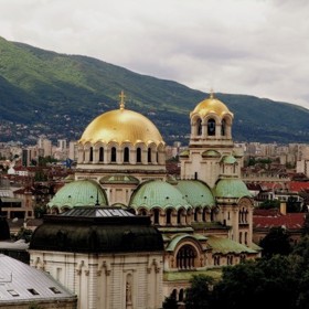 4. Sofie (Bulharsko). Sofie je podle Price of Travel nejlevnější turistické město v Evropě. Není to ale jediný důvod, proč jeho kouzlo nezůstane dlouho utajeno. Je perfektně schůdné a svou kosmopolitní atmosférou, venkovními trhy a osmanskou architekturou přitahuje jako magnet.