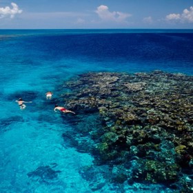 5. Ambergris Caye (Belize). Belize se nejspíš brzy stane nejnavštěvovanější zemí Střední Ameriky. Skýtá mocný potenciál v podobě Velké modré díry – zatopeného závrtu jako stvořeném pro potápění.