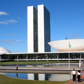 2. National Congress of Brazil (Brazílie). Julia Donoho vzpomíná, jak město Brasília (ve kterém se tato budova nachází) kdysi fascinovalo jejího otce. Mimo jiné tím, že bylo navrženo ve tvaru letadla.