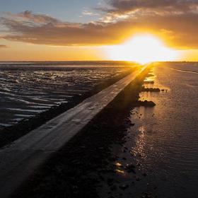1. Passage du Gois (Francie) se v důsledku přílivu dvakrát denně ocitá pod vodou.