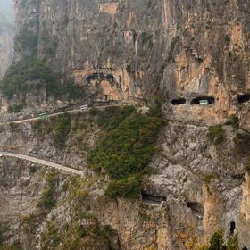 2. Guoliang Tunnel Road (Čína). Už stavba tohoto nebezpečného tunelu si vyžádala 13 lidských životů.
