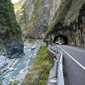 3. Taroko Gorge Road (Tchaj-wan) vede extrémně nestabilním terénem. Během dešťů zde dochází k častým sesuvům půdy.