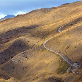 4. Skippers Canyon Road (Nový Zéland) je tak úzká, že k tomu, abyste po ní mohl jet, potřebujete zvláštní povolení.
