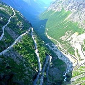 5. Patiopoulo-Perdikaki Roa (Řecko). Nenajdete na ní žádná zábradlí ani okrajové čáry. Zdejší zatáčky jsou tak skutečně smrtící.