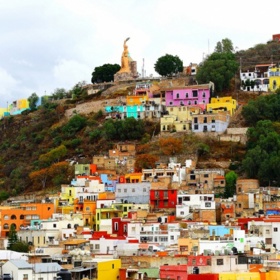 4. Guanajuato (Mexiko). Drink za 25 korun, lístek do kina za 75 korun a pronájem bytu za 4 000 až 5 000 korun měsíčně. Co dodat.