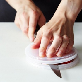 1. Půlení ovoce a zeleniny pomocí dvou talířků. Funguje!  Umístěte zeleninu nebo ovoce kulatého tvaru mezi dva talířky a horizontálně je naporcujte. Jen se ujistěte, že máte dostatečně ostrý nůž.