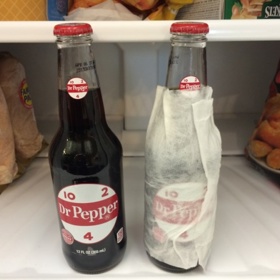 2. Zrychlené chlazení nápojů pomocí papírových utěrek. Nefunguje. Proces chlazení takto neurychlíte.