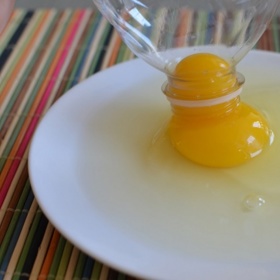 3. Oddělení žloutku od bílku pomocí plastové lahve. Funguje! Vytlačte z lahve co nejvíc vzduchu, pak její hrdlo přiložte ke žloutku a pomalu ji „roztahujte“. Žloutek se vcucne.