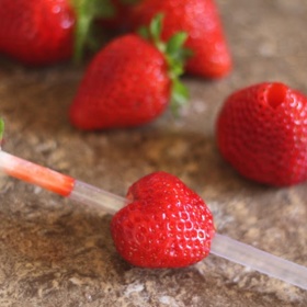 4. Odstraňování zelené části jahod pomocí plastového brčka. Funguje! Na menší jahody je ale lepší vzít nůž.