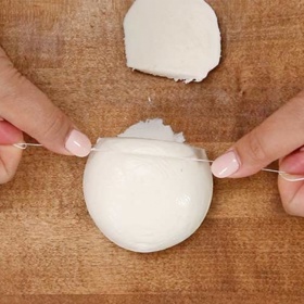 5. Plátkování měkkých sýrů či koláčů pomocí dentální nitě. Funguje! Chce to jen trochu cviku.