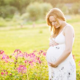 1. Těhotné ženy. Během dýchání vylučujeme oxid uhličitý, plyn, který komáři tolik zbožňují.  Během těhotenství se jeho podíl zvyšuje, což je důvod, proč tento hmyz s oblibou sedá na nastávající matky. Patříte-li k nim a chystáte-li se vycestovat, buďte zvlášť opatrné. Komáři jsou přenašeči viru zika, který představuje hrozbu pro vaše dítě.