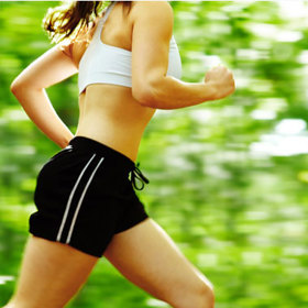 2. Sportovci. Proč se na vás lepí, když zrovna nevoníte? Jednoduchá odpověď – protože pot na jejich množství nemá vliv. Může za to kyselina mléčná, kterou vyrábí svaly při fyzické zátěži. A která je pro komáry drogou.