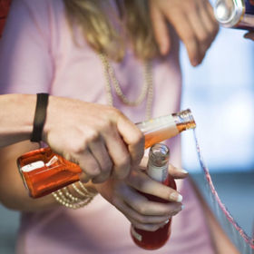 3. Konzumenti alkoholu. Že by měli chuť na sladké portské? Ale kdeže, vaše rozehřáté tělo je vábí víc. Během konzumace alkoholu vzroste tělesná teplota, což komáři vnímají jako zvací gesto.