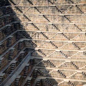 1. Rádžasthán (Indie). Tyto patrové studně, takzvané vávy, lze považovat za skutečná umělecká díla.