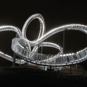 2. Tiger and Turtle (Německo) představuje uměleckou instalaci inspirovanou horskými dráhami. Nachází se na Magic Mountain a nabízí krásné výhledy.