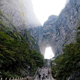 4. Tianmen Mountain (Čína). Tato hora inspirovala tvůrce fiktivního světa Pandora, na kterém se odehrává děj slavného filmu Avatar.