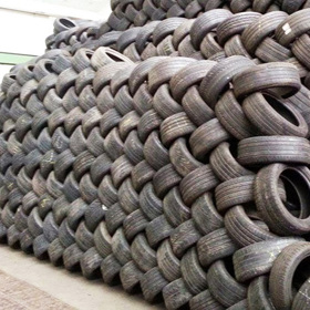 Kdo říká, že pneumatiky nelze poskládat tak, aby to bylo vizuálně atraktivní?