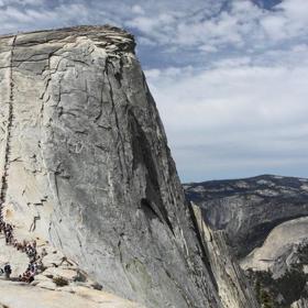 2. Half Dome v Národním parku Yosemite. Po cestě k Half Dome zahynulo již 60 lidí a dalších 20 při pokusu o jeho zdolání. Na skále jsou sice natažená ocelová lana, ale ta nejsou všespasitelná (zvlášť pokud prší nebo je po dešti).