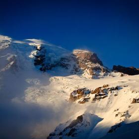 3. Muir Snowfield v Národním parku Mount Rainier. Pokud si toto místo chcete prohlédnout, čeká vás vyčerpávající túra náročným terénem. Nejhorší situace zde panuje během bouří, kdy se mimo jiné tvoří husté mlhy.