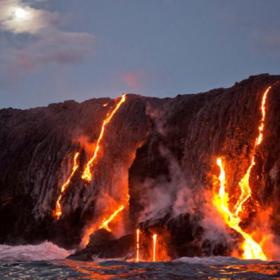 4. Kilauea v Národním parku Hawaii Volcanoes. Extrémně nebezpečné místo. Ne však kvůli lávě a žhavému popelu, ale kvůli toxickým výparům.