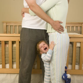 1. Nastanou životní kotrmelce. Ať už do vašeho společného života vstoupila finanční přítěž, otěhotněli jste nebo někoho ztratili, neváhejte vytočit číslo manželské poradny. Je to skvělá příležitost k první návštěvě, říká vztahová psychoterapeutka Denise Limongello.