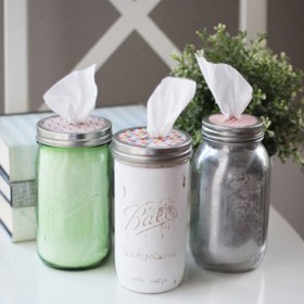 1. Zásobník na papírové kapesníky. Výroba kromě šikovných rukou vyžaduje už jen trochu lepenky a barvy.