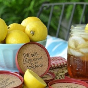 3. Pěkné podtácky (z víček). Připravíte si kolečka z korku, orazítkujete je (razítky s vybranými nápisy) a vlepíte do víček obarvených vybranou barvou.