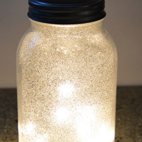 4. Elegantní noční lampička. Stačí si opatřit třpytky, lepidlo a LED světelný řetěz na baterky.