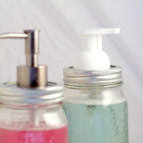 5. Dávkovače tekutého mýdla. Prostě do víčka vyvrtáte otvor, přidáte pumpičku a utěsníte.