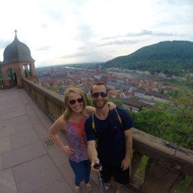 Obvykle pracují jen za byt a stravu, ale ani trochu jim to nevadí. Umožňuje jim to totiž cestovat téměř zadarmo.