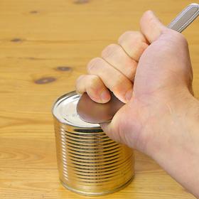 1. Uchopte lžíci pevně jako lyžařskou hůl (svisle) tak, aby vypouklá strana směřovala ven. Ovšem ne za rukojeť, ale níže – tak, abyste prsty objímali vršek vypouklé části.