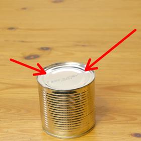 2. Najděte na horní části plechovky kruhové rýhy.