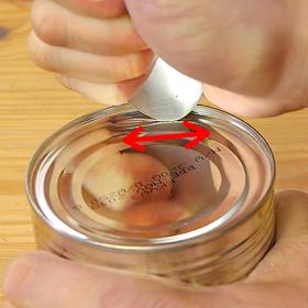 3. Tlačte vší silou a zároveň „jezděte“ na jednom místě tak dlouho, dokud víko plechovky neprořežete.
