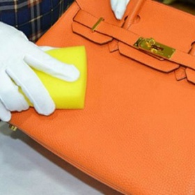 1. Skvrny z kožených kabelek, peněženek a tak dále rychle odstraní směs vody a octa.