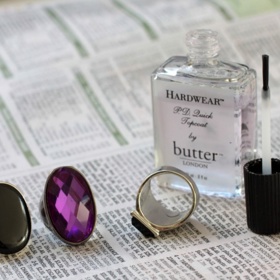 2. Chcete vaše prsteny (i jiné šperky) udržet čisté? Potřete jejich vnitřní části bezbarvým lakem na nehty. Pozor, tato metoda je vhodná pouze pro bižuterii, nikoliv klenoty z drahých kovů.