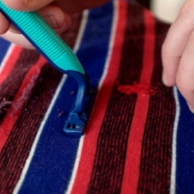 5. Odstraňte ze svého oblečení žmolky pomocí žiletky.