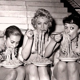 15 věcí, které byste měly do třicítky mít: 1. Jednu přítelkyni, ke které se můžete vždycky vracet, a jednu, která vám bude připomínat, jak dlouhou cestu už jste urazily.