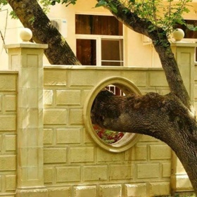 1. Překáží strom? V žádném případě. Ten tu byl dříve než zeď.