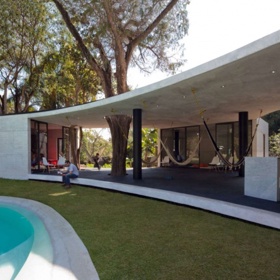 3. Moderní architektuře naštěstí nemusely předcházet moderní (nezdravé) stavebnické způsoby – mýcení a nelítostné odstranění všeho, co stojí v cestě.