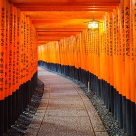 ...a zhruba 300 šintoistických svatyň, ve kterých jsou uloženy různé posvátné artefakty.