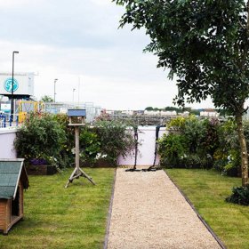 Na předzahrádce se mimo jiné nachází psí bouda krmítko pro ptáky.