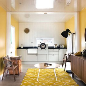 V interiéru samozřejmě nesmí chybět námořnické kormidlo!